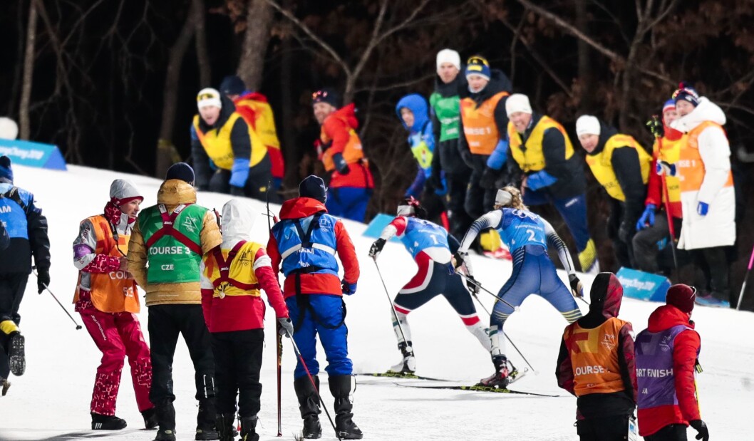 Langrenn 4x5 km. stafett kvinner i Alpensia Cross-Country Skiing Centre under vinter-OL i Pyeongchang. Marit Bjørgen (t.v.) og Stina Nilsson fra Sverige på vei opp siste bakke, der det står medlemmer av både svensk og norsk støtteapparat langs løypa.Foto: Lise Åserud / NTB scanpix Langrenn 4x5 km. stafett kvinner i Alpensia Cross-Country Skiing Centre under vinter-OL i Pyeongchang. Marit Bjørgen (t.v.) og Stina Nilsson fra Sverige på vei opp siste bakke, der det står medlemmer av både svensk og norsk støtteapparat langs løypa.Foto: Lise Åserud / NTB scanpix