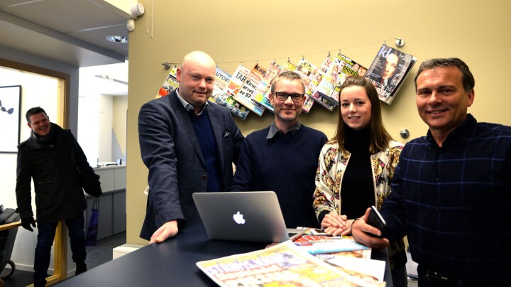 Denne gjengen presenterer snart en medieportal med mange nye lesertall og trafikkdata. Fra venstre: Harald Kittelsen i comScore, fagsjef Geir Engen i MBL, markedsanalytiker Bente Håvimb i MBL og forskningsleder Knut-Arne Futsæter i Kantar Media. Helt til venstre en av dem som snart får oppdaterte målinger - lokalavisredaktør Fred Gjestad, som i annet ærend besøkte LLA og MBL onsdag. Denne gjengen presenterer snart en medieportal med mange nye lesertall og trafikkdata. Fra venstre: Harald Kittelsen i comScore, fagsjef Geir Engen i MBL, markedsanalytiker Bente Håvimb i MBL og forskningsleder Knut-Arne Futsæter i Kantar Media. Helt til venstre en av dem som snart får oppdaterte målinger - lokalavisredaktør Fred Gjestad, som i annet ærend besøkte LLA og MBL onsdag.
