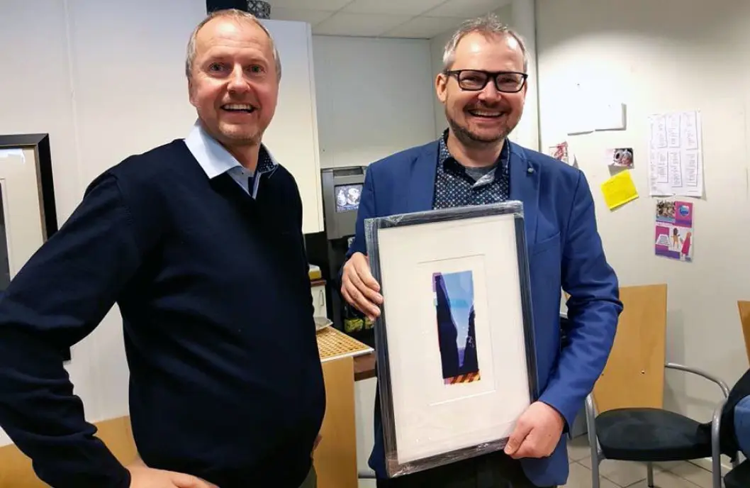 Roars siste dag på jobb: Banksjef Vidar Skaaland fra Søgne og Greipstad Sparebank overrakte et bilde av Per Fronth. Roars siste dag på jobb: Banksjef Vidar Skaaland fra Søgne og Greipstad Sparebank overrakte et bilde av Per Fronth.
