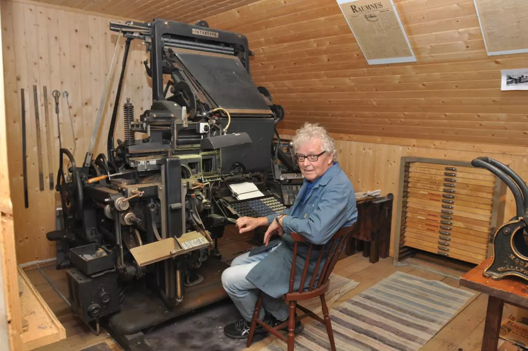 Tilbake ved settemaskinen: Ole Erik Eier, tidligere typograf for Raumnes, var i helga tilbake ved settemaskinen som ble kjøpt inn av Raumnes i 1956, og som var i bruk fram til 1971. Maskinen er en amerikansk Intertype som er lisensprodusert i Tyskland. Brukt i 1956 kostet maskinen 30 000 kroner.
