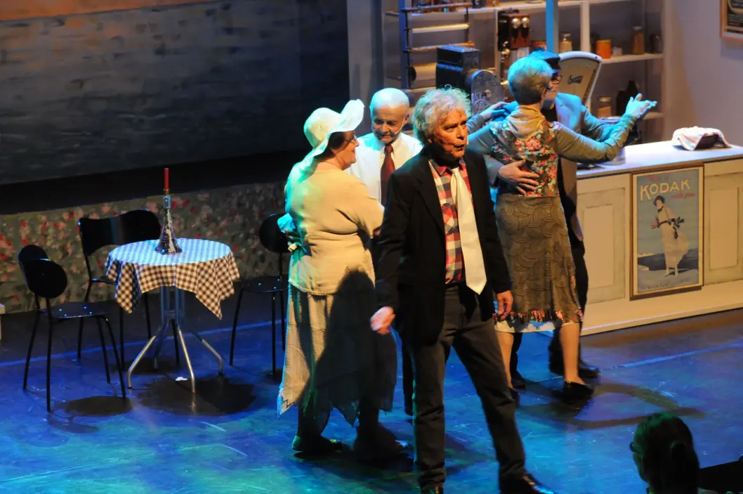 Ole Erik er en ivrig revyartist. Her på scenen under en seniorkabaret i 2015. Ole Erik er en ivrig revyartist. Her på scenen under en seniorkabaret i 2015.