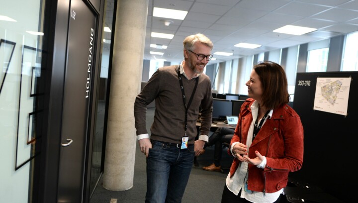 TV 2-sjef Olav Sandnes (t.v.) og Sarah Willand i selskapets nye lokaler i Bjørvika.