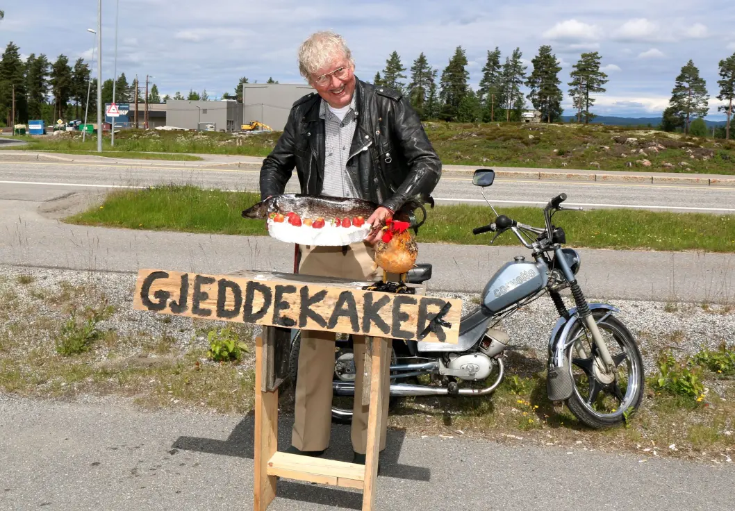 Ole Eriks alter ego: Hjalmar fra Brårud. En gjenganger i bygda og har vært «veileder» i Raumnes' sommerrute de siste to årene. Han kjører rundt i bygda, og leserne skal gjette hvor han er. Ole Eriks alter ego: Hjalmar fra Brårud. En gjenganger i bygda og har vært «veileder» i Raumnes' sommerrute de siste to årene. Han kjører rundt i bygda, og leserne skal gjette hvor han er.
