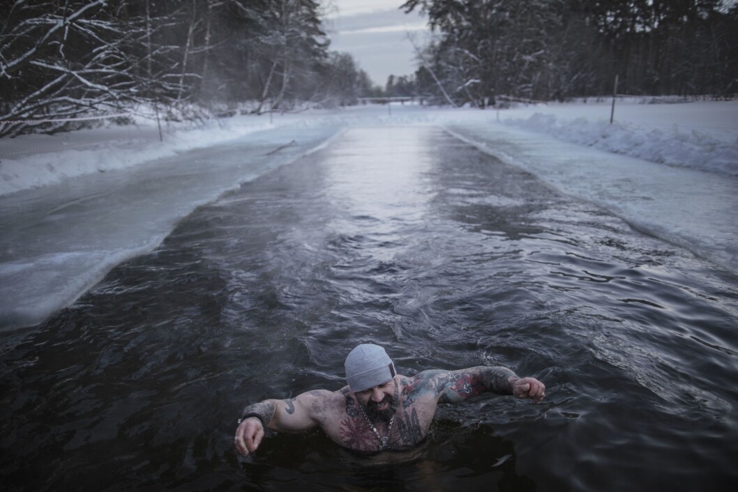 Gradestokken har krøpet under minus 30 og medlemmer i den høyreekstreme gruppen PPDM – Straight Edge Father Frost Mode – isbader i en park i Moskva, Russland. Gruppen promoterer en sunn livsstil og sier selv de er motstandere av det moderne moralske forfallet i dagens samfunn. Gradestokken har krøpet under minus 30 og medlemmer i den høyreekstreme gruppen PPDM – Straight Edge Father Frost Mode – isbader i en park i Moskva, Russland. Gruppen promoterer en sunn livsstil og sier selv de er motstandere av det moderne moralske forfallet i dagens samfunn.