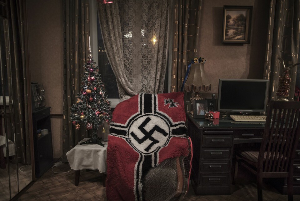 Et knyttet teppe med hakekors ligger halvferdig over en stol hjemme hos 28 år gamle «Shadow» utenfor Moskva, Russland. Hun har selv laget teppet. Hun og forloveden «John Wagner» er med i den nasjonalsosialistiske og nazistiske gruppen KNS – Komitee for Nation and Freedom.
