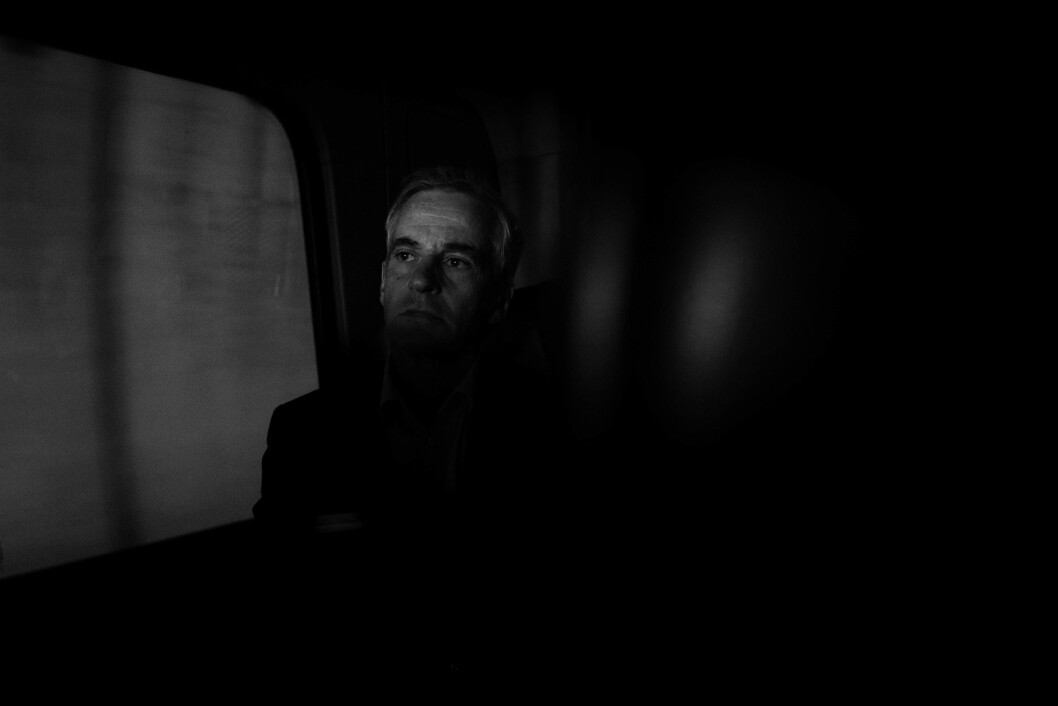 Valgkampinnspurt for Jonas Gahr Støre og Arbeiderpartiet. AP-lederen kjemper mot dårlige meningsmålinger og besøker fire byer på én dag. Her i et ettertenksomt øyeblikk bakerst i en maxi-taxi på vei fra Sørlandssenteret til møte med lokallaget i Kristiansand. Valgkampinnspurt for Jonas Gahr Støre og Arbeiderpartiet. AP-lederen kjemper mot dårlige meningsmålinger og besøker fire byer på én dag. Her i et ettertenksomt øyeblikk bakerst i en maxi-taxi på vei fra Sørlandssenteret til møte med lokallaget i Kristiansand.