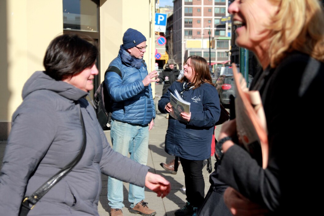 – Folk er travle, men har tid til å kjøpe, sier Erlik-selger Maud Anniken Nordengen. Men generelt går gatemagasinsalget trått. – Vi satser i sosiale medier og må tenke nytt, sier redaktør Lars Aarønæs. – Folk er travle, men har tid til å kjøpe, sier Erlik-selger Maud Anniken Nordengen. Men generelt går gatemagasinsalget trått. – Vi satser i sosiale medier og må tenke nytt, sier redaktør Lars Aarønæs.