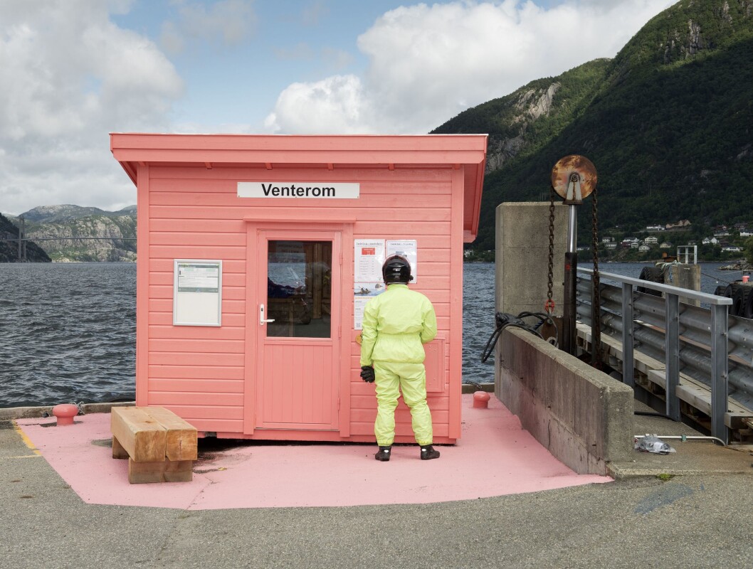 Forsand – Lysebotn, MS Lysefjord: Motorsyklist fra Litauen studerer rutetabellen og begynner å svette i hjelmen. Han har nemlig ikke forhåndsbestilt plass på fergen til Lysebotn. Klassisk feil. Han kommer ikke med. Neste ferge går i morgen tidlig. Forsand – Lysebotn, MS Lysefjord: Motorsyklist fra Litauen studerer rutetabellen og begynner å svette i hjelmen. Han har nemlig ikke forhåndsbestilt plass på fergen til Lysebotn. Klassisk feil. Han kommer ikke med. Neste ferge går i morgen tidlig.