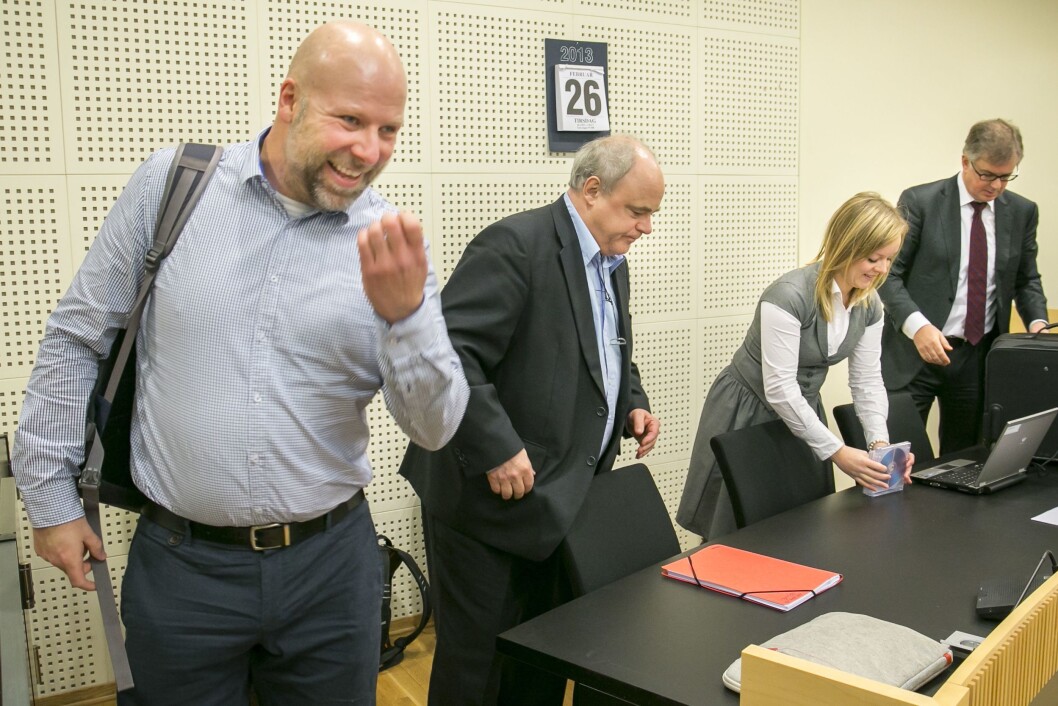 Ambulansesjåfør Erik Schjenken (tv) og Dagbladets John Olav Egelans i Borgarting lagmannsrett tirsdag, i forbindelse med ankebehandlingen i 2013. Ambulansesjåfør Erik Schjenken (tv) og Dagbladets John Olav Egelans i Borgarting lagmannsrett tirsdag, i forbindelse med ankebehandlingen i 2013.