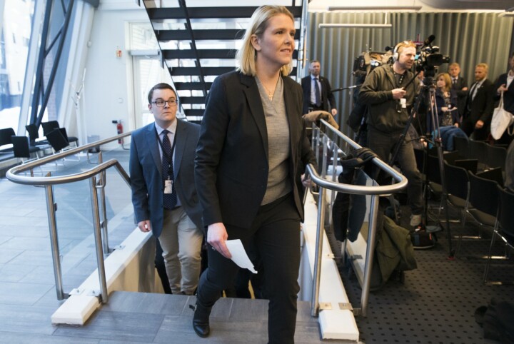 Politisk rådgiver Espen Teigen følger Sylvi Listhaug (Frp) til tirsdagens pressekonferanse.