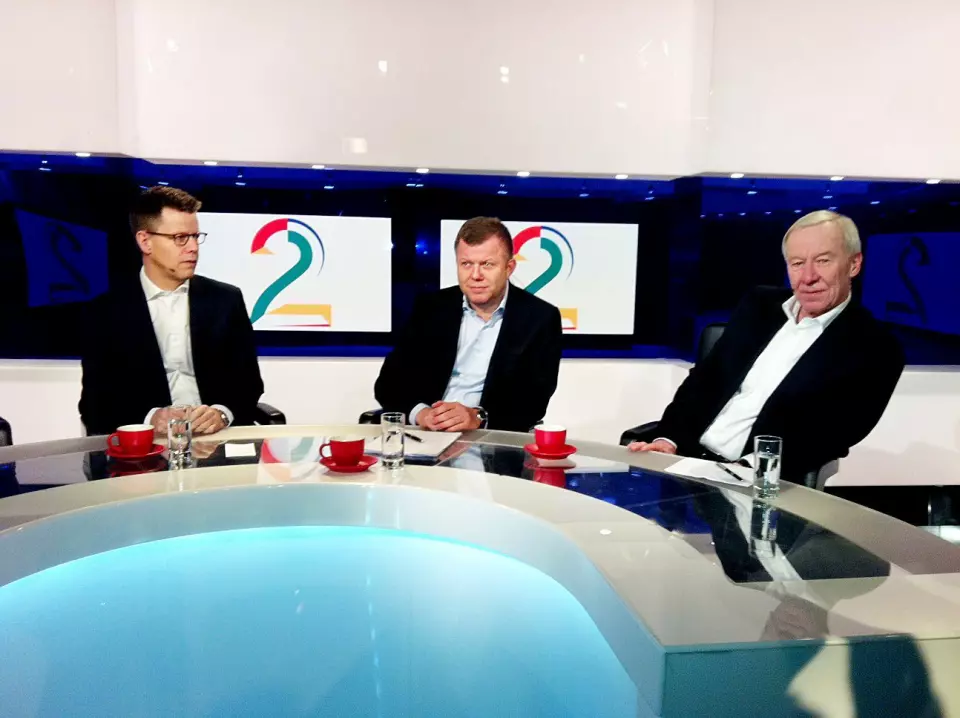 Egmont-toppene besøkte TV 2-studio i 2012, da det ble kjent at det danske mediekonsernet kjøpte hele det norske selskapet. Fra venstre: Steffen Kragh, Hans Carstensen og daværende TV 2-sjef Alf Hildrum.