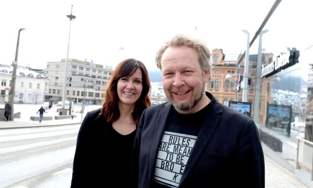 Sjefredaktør Kristin Monstad i Drammens Tidende - med påtroppende nyhetsredaktør Espen Sandli. Sjefredaktør Kristin Monstad i Drammens Tidende - med påtroppende nyhetsredaktør Espen Sandli.