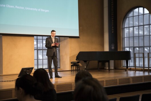 IKKE I BOKS: - Tanken er at vi vil slå sammen På Høyden og Khrono. Dette er ikke avklart enda, og vi må først orientere Universitetsstyret om våre tanker så langt, sier UiB-rektor Dag Rune Olsen. Her under en UiB-konferanse rett før påske. IKKE I BOKS: - Tanken er at vi vil slå sammen På Høyden og Khrono. Dette er ikke avklart enda, og vi må først orientere Universitetsstyret om våre tanker så langt, sier UiB-rektor Dag Rune Olsen. Her under en UiB-konferanse rett før påske.