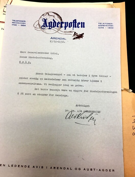 Agderpostens brev til Norsk Bladeierforening i 1938 om at NTB-stoffet de mottar hører hjemme i annonsespaltene (arkivreferanse: Tekstreklameutvalget/Riksarkivet). Agderpostens brev til Norsk Bladeierforening i 1938 om at NTB-stoffet de mottar hører hjemme i annonsespaltene (arkivreferanse: Tekstreklameutvalget/Riksarkivet).