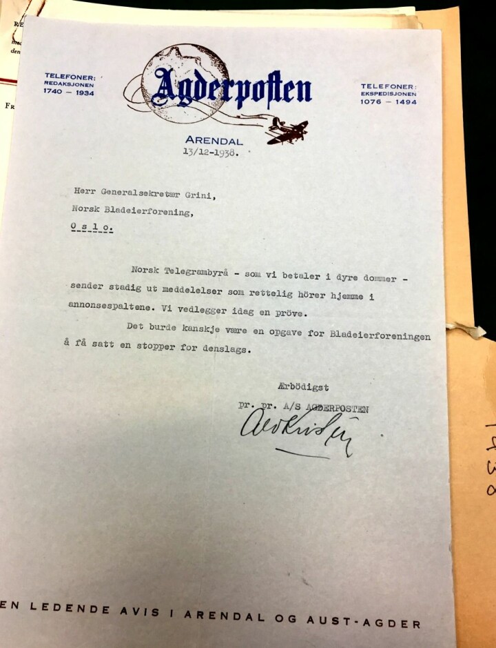 Agderpostens brev til Norsk Bladeierforening i 1938 om at NTB-stoffet de mottar hører hjemme i annonsespaltene (arkivreferanse: Tekstreklameutvalget/Riksarkivet).