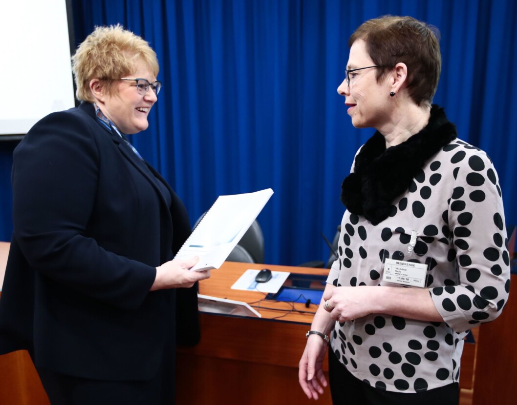 Kulturminister Trine Skei Grande (t.v.) fikk i vinter rapport om NRKs ansvar for mediemangfoldet av Mari Velsand direktør i Medietilsynet. Kulturminister Trine Skei Grande (t.v.) fikk i vinter rapport om NRKs ansvar for mediemangfoldet av Mari Velsand direktør i Medietilsynet.