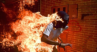 Dette er verdens beste fotografi: Bilde av flammende venezuelsk demonstrant vant World Press Photo