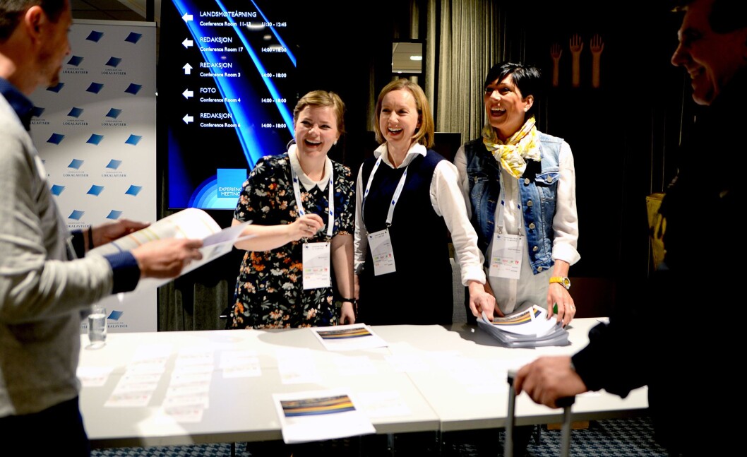 ØNSKER VELKOMMEN: Silje Jostein Lien (Dølen), Guro Vollen (Dølen) og Maylin Kristiansen (Grenda) i registreringen fredag morgen. ØNSKER VELKOMMEN: Silje Jostein Lien (Dølen), Guro Vollen (Dølen) og Maylin Kristiansen (Grenda) i registreringen fredag morgen.