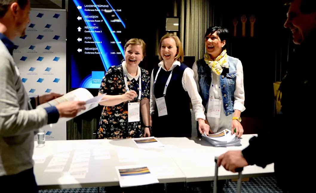 ØNSKER VELKOMMEN: Silje Jostein Lien (Dølen), Guro Vollen (Dølen) og Maylin Kristiansen (Grenda) i registreringen fredag morgen. ØNSKER VELKOMMEN: Silje Jostein Lien (Dølen), Guro Vollen (Dølen) og Maylin Kristiansen (Grenda) i registreringen fredag morgen.