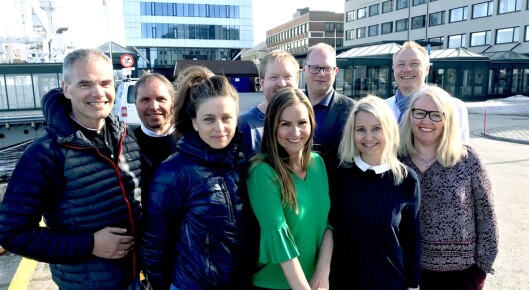 Nyvalgte styremedlemmer i Landslaget for lokalaviser, fra venstre: Knut Martinsen (Avisa Hemnes); Holger Austvoll (Strandbuen), Camilla Skaar (Hordaland Folkeblad), Øystein Øygarden (Vest-Telemark Blad), Hilde Dypaune (Saltenposten), Tomas Bruvik (Kvinnheringen), Tone Sidsel Sanden (Dølen), Sveinung W. Jensen (Lister) og Hilde Eika Nesje (Bø Blad). Nyvalgte styremedlemmer i Landslaget for lokalaviser, fra venstre: Knut Martinsen (Avisa Hemnes); Holger Austvoll (Strandbuen), Camilla Skaar (Hordaland Folkeblad), Øystein Øygarden (Vest-Telemark Blad), Hilde Dypaune (Saltenposten), Tomas Bruvik (Kvinnheringen), Tone Sidsel Sanden (Dølen), Sveinung W. Jensen (Lister) og Hilde Eika Nesje (Bø Blad).