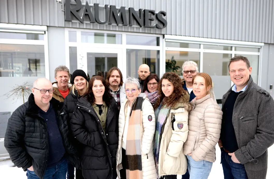 RAUMNES, fra venstre: Jan Erik Hæhre, Roy Andersen, Marie Korsvoll Evensen, Nina Nøsterud, Tommy Simon Norum, Britt Gulbrandsen, Thomas Frigård, Lisbet Bekkeli Amundsen, Marie Borgen Winbladh, Ole Erik Eier, Ida N. Melien og Fred C. Gjestad. RAUMNES, fra venstre: Jan Erik Hæhre, Roy Andersen, Marie Korsvoll Evensen, Nina Nøsterud, Tommy Simon Norum, Britt Gulbrandsen, Thomas Frigård, Lisbet Bekkeli Amundsen, Marie Borgen Winbladh, Ole Erik Eier, Ida N. Melien og Fred C. Gjestad.