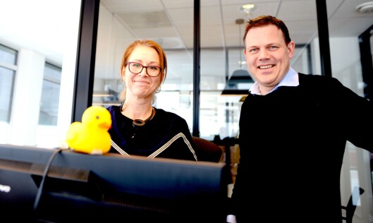 ABO-ANDA: Administrasjonssjef Ida N. Melien har full kontroll med nye abonnenter - for hver gang noen kjøper et abonnement på nett og blir registrert i systemet, plinger denne anda. En finurlig utvikling fra en «hackathon» i Agderposten. Til høyre redaktør Fred Gjestad. ABO-ANDA: Administrasjonssjef Ida N. Melien har full kontroll med nye abonnenter - for hver gang noen kjøper et abonnement på nett og blir registrert i systemet, plinger denne anda. En finurlig utvikling fra en «hackathon» i Agderposten. Til høyre redaktør Fred Gjestad.