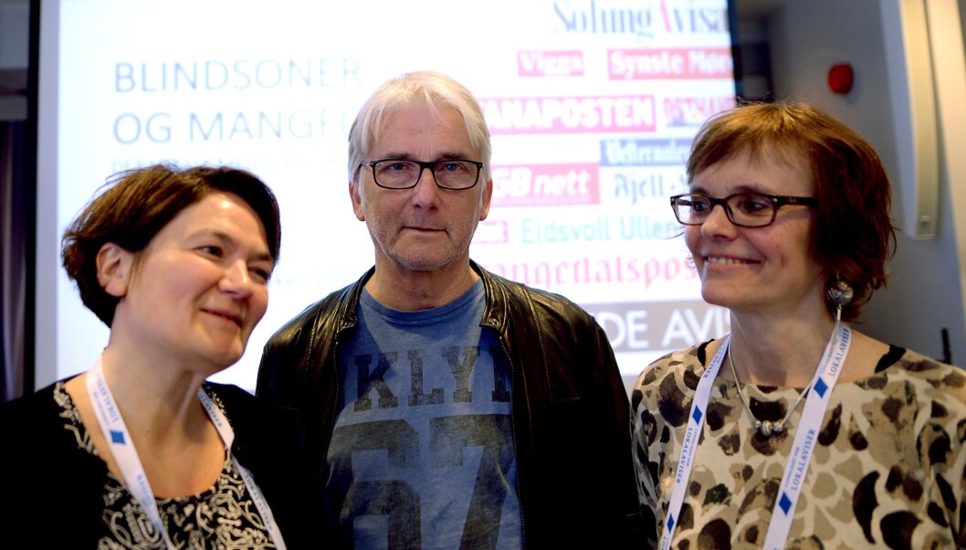 ANALYSERTE AVISER: De har analysert 2400 saker fra 12 norske lokalaviser. Fra venstre: Birgit Røe Mathisen, Bengt Engan og Lisbeth Morlandstø. Dette er forøvrig et godt eksempel på et dårlig planlagt og travelt oppstilt bilde. ANALYSERTE AVISER: De har analysert 2400 saker fra 12 norske lokalaviser. Fra venstre: Birgit Røe Mathisen, Bengt Engan og Lisbeth Morlandstø. Dette er forøvrig et godt eksempel på et dårlig planlagt og travelt oppstilt bilde.