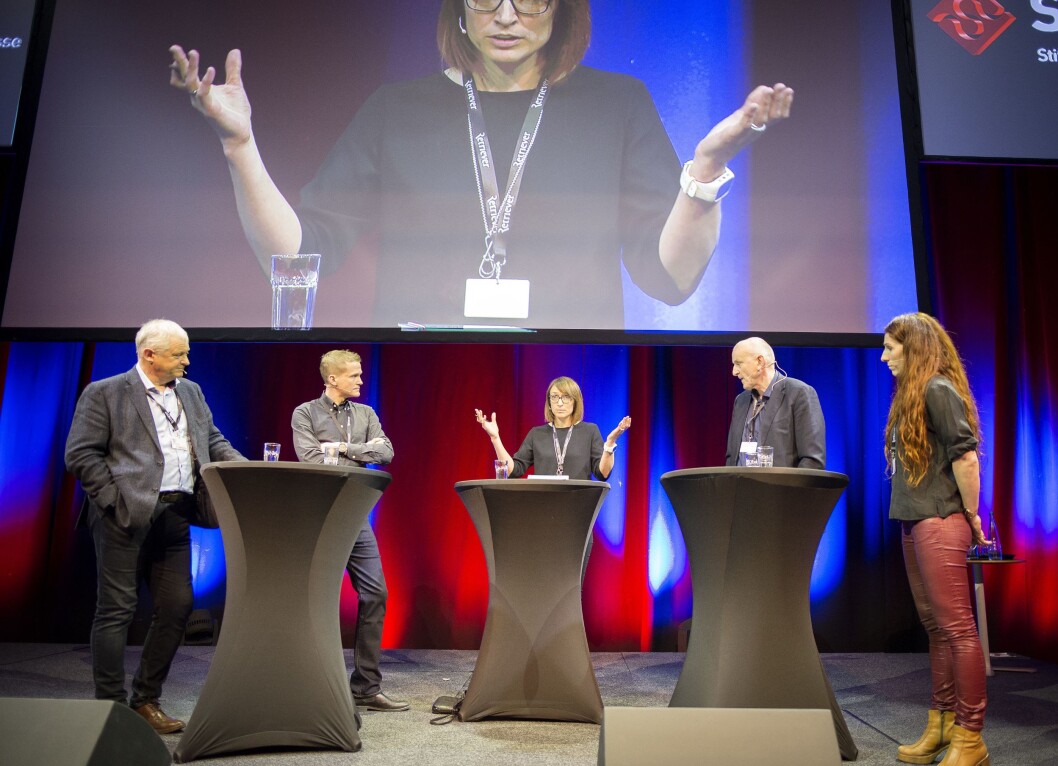 Debatt om norsk sportsjournalistikk på SKUP. Fra venstre: Kommunikasjonssjef Niels Røine i Norges idrettsforbund, Leif Welhaven i VG, kommentator Esten O. Sæther i Dagbladet, fotballekspert og advokat Lise Klaveness. Debatt om norsk sportsjournalistikk på SKUP. Fra venstre: Kommunikasjonssjef Niels Røine i Norges idrettsforbund, Leif Welhaven i VG, kommentator Esten O. Sæther i Dagbladet, fotballekspert og advokat Lise Klaveness.