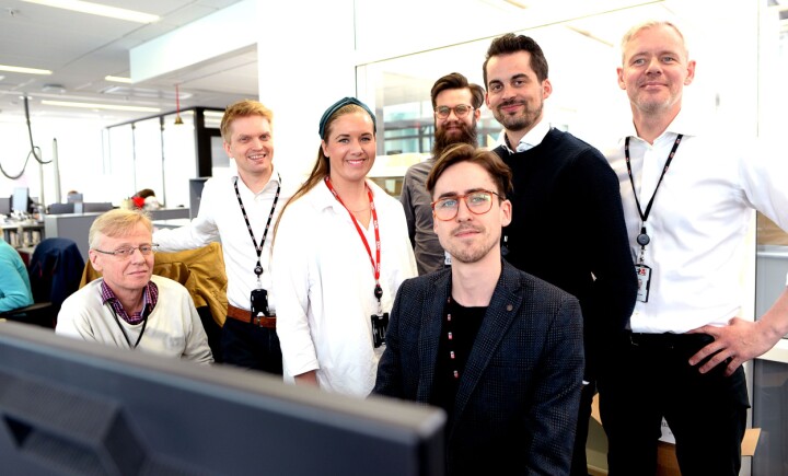 SKAL PLUSSE: Fra venstre - journalist Johann D. Sundberg, magasinredaktør Øyvind Henriksen, Hege Dancke Stølan, reportasjeleder Dennis Ravndal (bak), Eirik Elvevold, utviklingssjef Henrik Valstad og publisher Per Valebrokk.