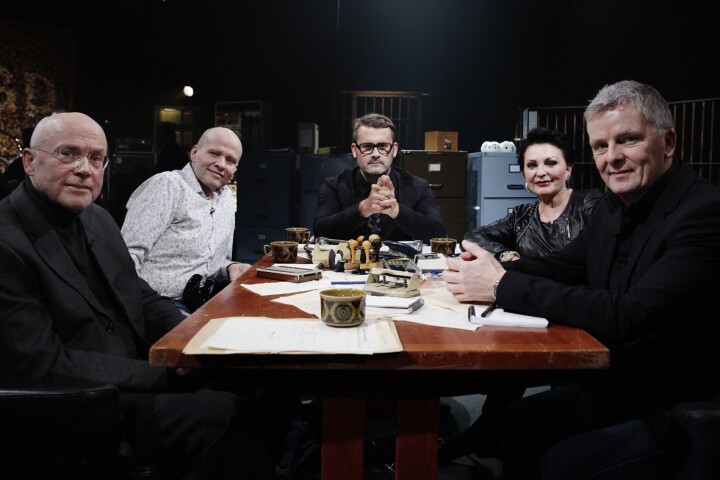 Programleder Thomas Seltzer i Trygdekontoret, slik vi er vant til å se ham. Her fra en tidligere sesong med elektroingeniør Olav Drageset, predikant Jan-Aage Torp, programleder Thomas Seltzer, Tom Strømnæss i Åndenes Makt og åndejeger Lilli Bendriss.