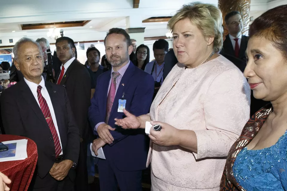 Norges ambassadør i Indonesia Stig Traavik (i midten) ble hjemkalt og fratatt tittelen av Utenriksdepartementet i 2016. Bakgrunnen var påstander om kritikkverdige forhold. Her er han fotografert da statsminister Erna Solberg besøkte landet i 2015.