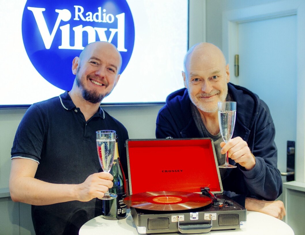 Programleder Jostein Pedersen (t.h.) tok med seg Stian Gundersen, sanger i Oslo Fagottkor og Grand Prix Klubben-medlem i Radio Vinyls studio for å kåre tidenes ti beste Eurovision-sanger. Programleder Jostein Pedersen (t.h.) tok med seg Stian Gundersen, sanger i Oslo Fagottkor og Grand Prix Klubben-medlem i Radio Vinyls studio for å kåre tidenes ti beste Eurovision-sanger.