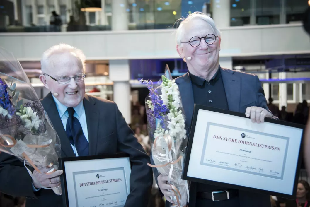 Finn Graff (t.v.) og Per Egil Hegge mottok Den store journalistprisen under Nordiske mediedager.