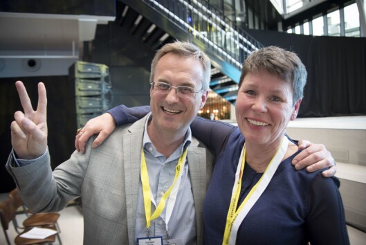 Administrerende direktør Per Brikt Olsen og nestleder Berit Nyman i Fagpressen reagerer med full jubel etter at kulturministeren kom med momsnyheter under Nordiske mediedager. Administrerende direktør Per Brikt Olsen og nestleder Berit Nyman i Fagpressen reagerer med full jubel etter at kulturministeren kom med momsnyheter under Nordiske mediedager.