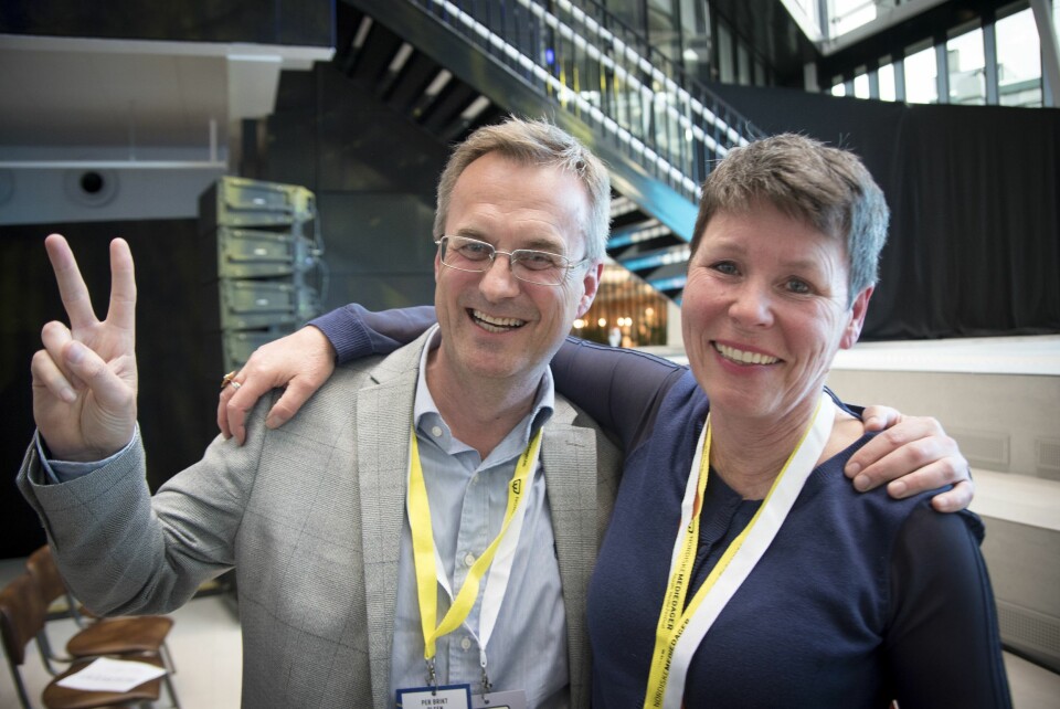 Administrerende direktør Per Brikt Olsen og nestleder Berit Nyman i Fagpressen reagerer med full jubel etter at kulturministeren kom med momsnyheter under Nordiske mediedager.
