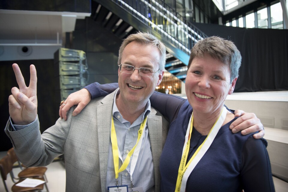 Administrerende direktør Per Brikt Olsen og nestleder Berit Nyman i Fagpressen reagerer med full jubel etter at kulturministeren kom med momsnyheter under Nordiske mediedager. Administrerende direktør Per Brikt Olsen og nestleder Berit Nyman i Fagpressen reagerer med full jubel etter at kulturministeren kom med momsnyheter under Nordiske mediedager.