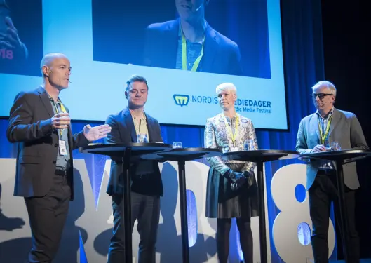 Ordstyrer Bjørn Eckblad fra DN, sjefredaktør Espen Egil Hansen i Aftenposten, konsernsjef Dorthe Bjerregaard-Knudsen i PJ/Politikens Hus og konsernsjef Boine Gepertz i Gota Media. Ordstyrer Bjørn Eckblad fra DN, sjefredaktør Espen Egil Hansen i Aftenposten, konsernsjef Dorthe Bjerregaard-Knudsen i PJ/Politikens Hus og konsernsjef Boine Gepertz i Gota Media.