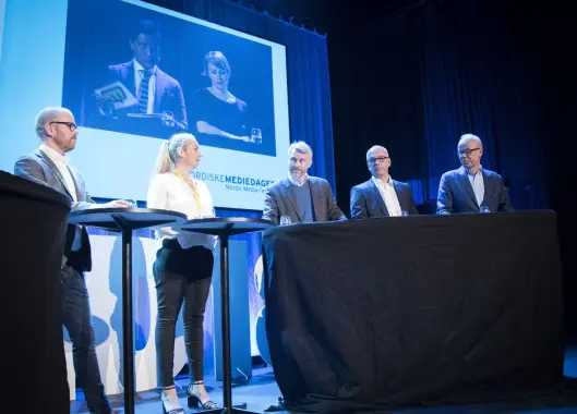 Toppmøtet under Nordiske mediedager i 2018, bestående av Tine Austvoll Jensen, Olav T. Sandnes, Thor Gjermund Eriksen, Gard Steiro, Jan Grønbech og Morten Aass. Programledere Fredrik Solvang og Sigrid Sollund. Toppmøtet under Nordiske mediedager i 2018, bestående av Tine Austvoll Jensen, Olav T. Sandnes, Thor Gjermund Eriksen, Gard Steiro, Jan Grønbech og Morten Aass. Programledere Fredrik Solvang og Sigrid Sollund.