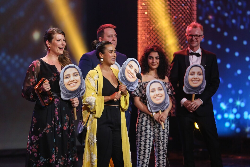 NRK P3 på scena for å ta i mot pris. NRK P3 på scena for å ta i mot pris.