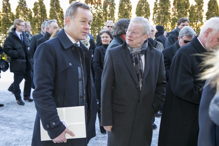 Bernt Olufsen (t.h.) ledet VG fra 1994 til 2011, i 17 år. Nå har Amund Djuve «passert ham», med 18 år som DN-sjef. Her møttes de to i 2013, under Kåre Valebrokks begravelse.