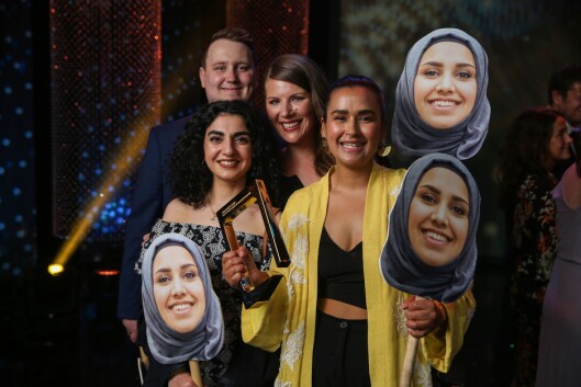 P3-gjengen bak «Faten tar valget» fikk Gullruten lørdag kveld. Faten Mahdi al-Hussaini var ikke til stede, men med i ånden og på plakaten. P3-gjengen bak «Faten tar valget» fikk Gullruten lørdag kveld. Faten Mahdi al-Hussaini var ikke til stede, men med i ånden og på plakaten.