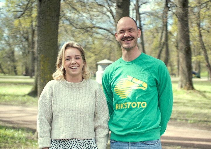 Vinnerne av Gulltusjen 2018 i kategorien for reklamebyråer: Anorak-teamet Anna Berg Gjendem og Jens Bjørklund.