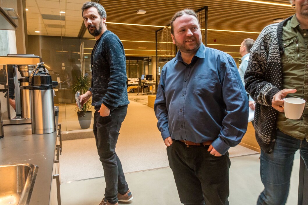 HÅPER PÅ KOMMERS: – Vi har over tid brukt ganske mye krefter på prosjektet, og kommersielt har vi ikke fått noe igjen. Vi håper å kunne lage noen tjenester vi kan tjene penger på etter hvert, sier utviklingssjef Anders Hamre Kulien (t. v.) i Fædrelandsvennen. Til høyre journalist Torgeir Eikeland. HÅPER PÅ KOMMERS: – Vi har over tid brukt ganske mye krefter på prosjektet, og kommersielt har vi ikke fått noe igjen. Vi håper å kunne lage noen tjenester vi kan tjene penger på etter hvert, sier utviklingssjef Anders Hamre Kulien (t. v.) i Fædrelandsvennen. Til høyre journalist Torgeir Eikeland.