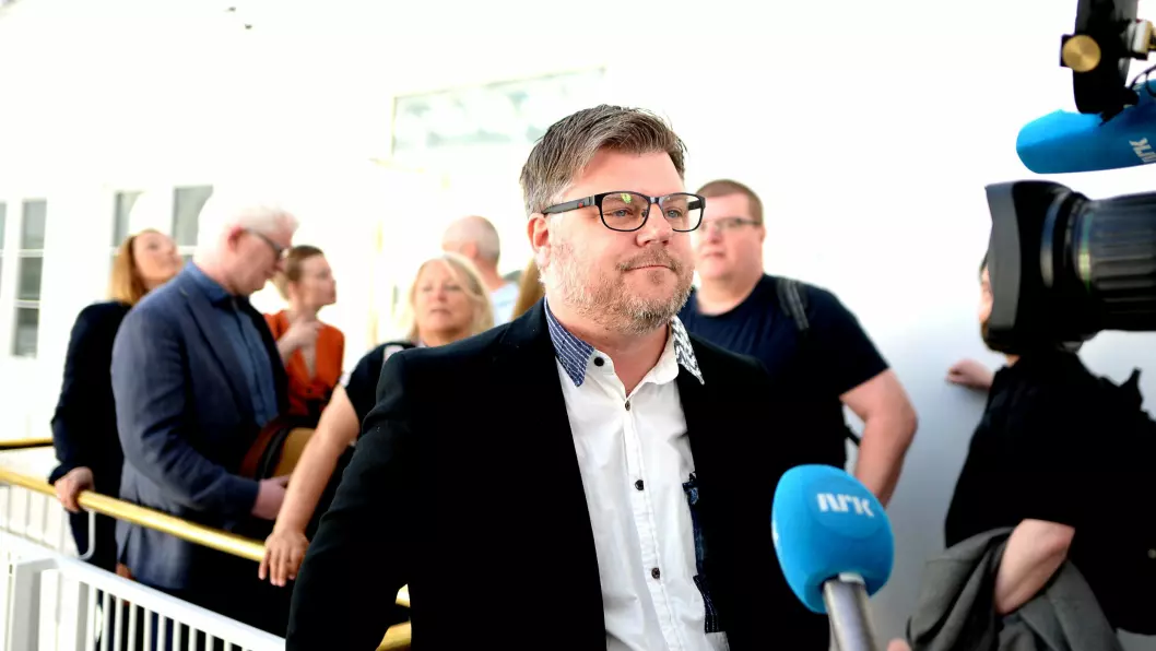 Richard Aune, leder for Norsk Journalistlag i NRK, på vei inn til dagens mekling.