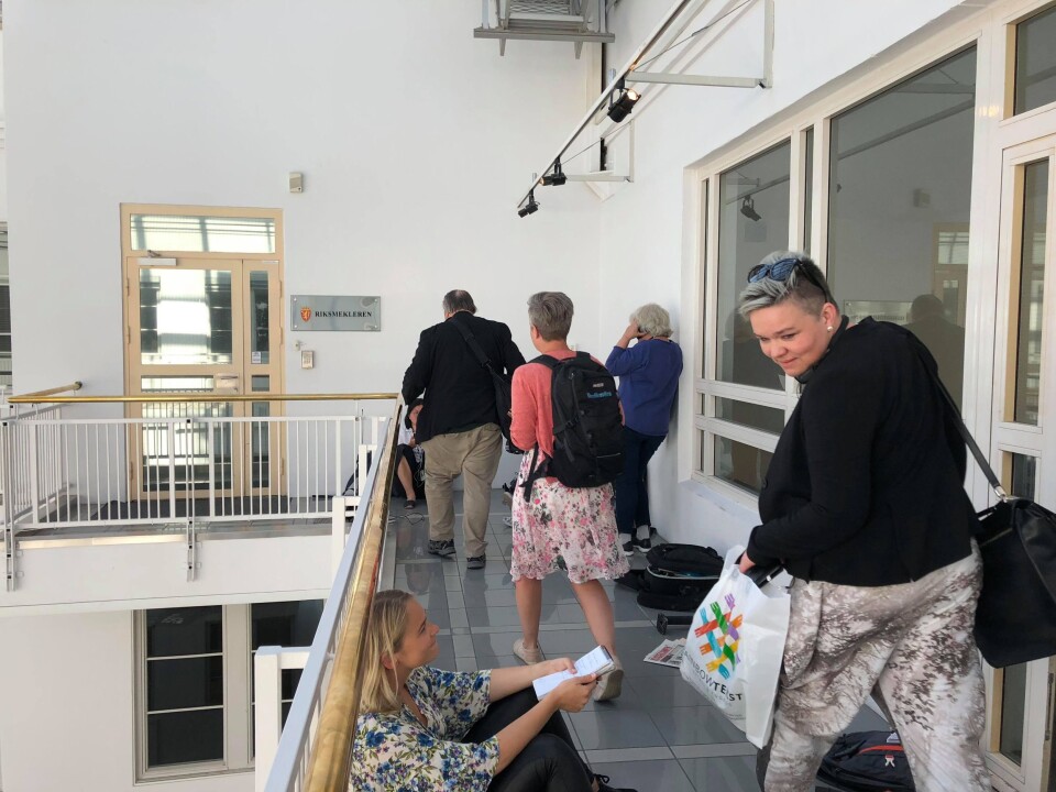 Hele landsstyret i Norsk Journalistlag har samlet seg hos Riksmekleren tirsdag morgen. Stående fra venstre: NJ-representant i landsstyret Toralf Sandåker (Frilans), Kjersti Fikse Ness (Adresseavisen) og Henrikke Helland (TV 2) Hele landsstyret i Norsk Journalistlag har samlet seg hos Riksmekleren tirsdag morgen. Stående fra venstre: NJ-representant i landsstyret Toralf Sandåker (Frilans), Kjersti Fikse Ness (Adresseavisen) og Henrikke Helland (TV 2)