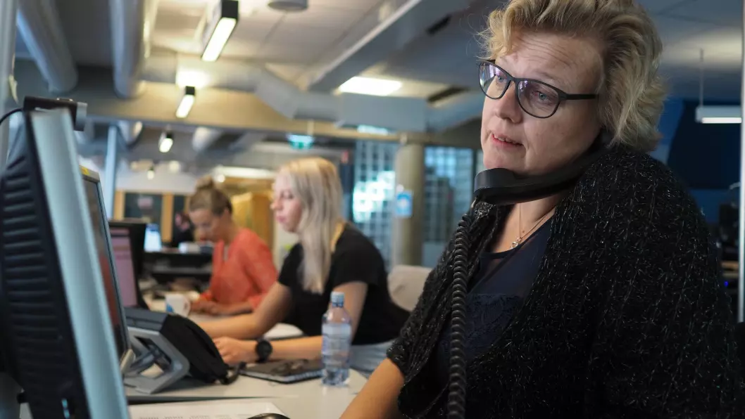 Programleder Madeleine Cederstrøm på desken i Lillehammer tirsdag morgen. De er spente på forhandlingene.