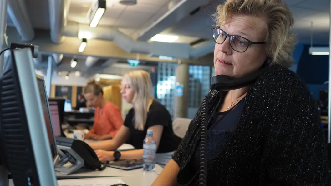 Programleder Madeleine Cederstrøm på desken i Lillehammer tirsdag morgen. De er spente på forhandlingene. Programleder Madeleine Cederstrøm på desken i Lillehammer tirsdag morgen. De er spente på forhandlingene.