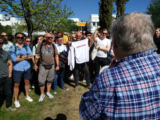 Ansatte i NRK Trøndelag streiker utenfor statskanalens kontorer på Tyholt i Trondheim. Nærmest og med ryggen til er programleder Tron Soot-Ryen. Ansatte i NRK Trøndelag streiker utenfor statskanalens kontorer på Tyholt i Trondheim. Nærmest og med ryggen til er programleder Tron Soot-Ryen.