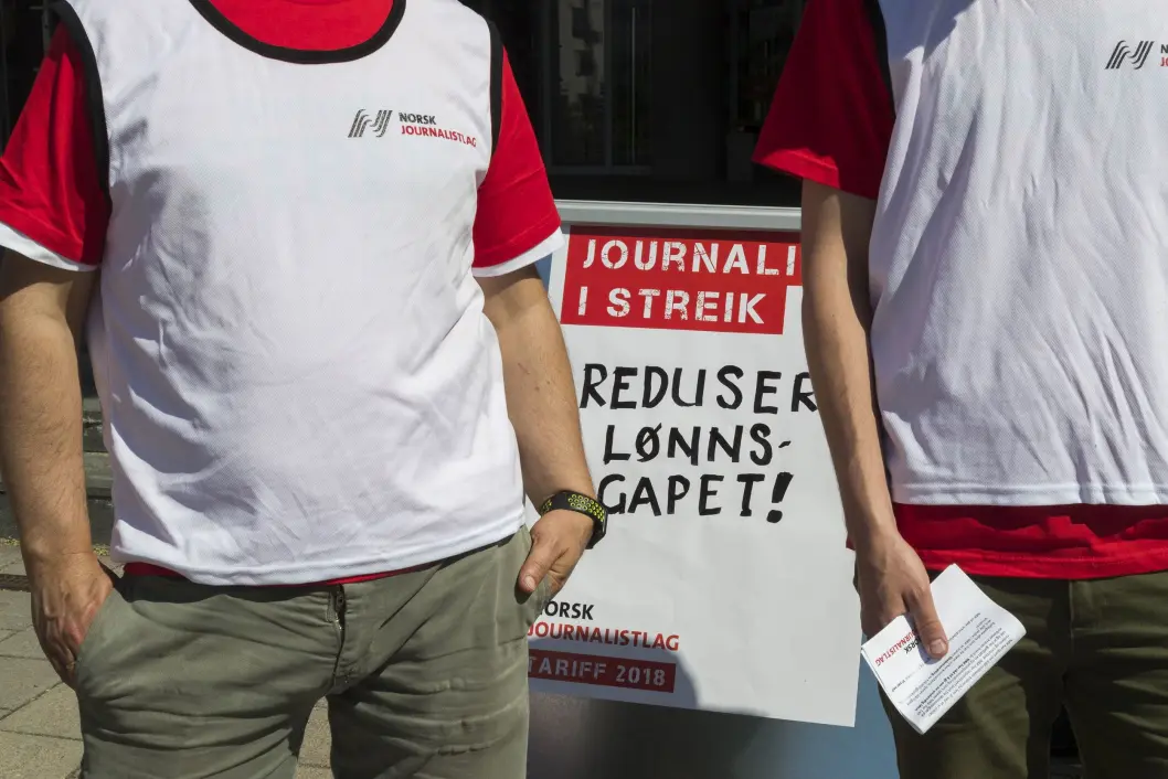 NRK journalister er streikevakter utenfor Fjernsynshuset på Marienlyst i Oslo onsdag. Foto: Heiko Junge / NTB scanpix NRK journalister er streikevakter utenfor Fjernsynshuset på Marienlyst i Oslo onsdag. Foto: Heiko Junge / NTB scanpix