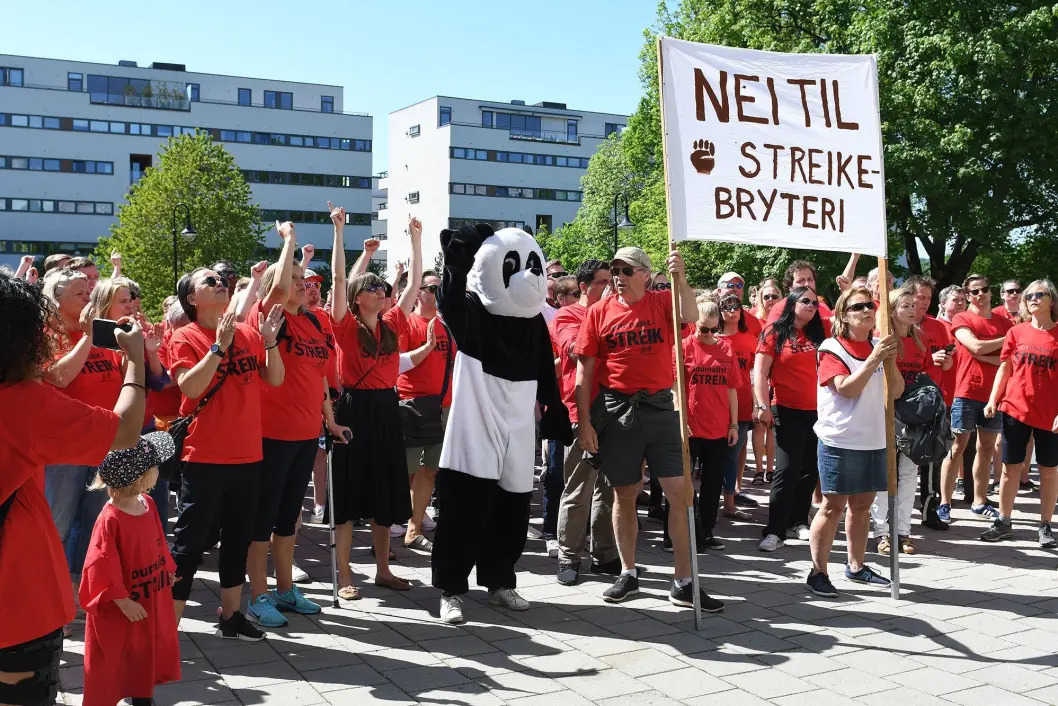 NRK-journalister har stilt seg opp utenfor Marienlyst for å streike. NRK-journalister har stilt seg opp utenfor Marienlyst for å streike.